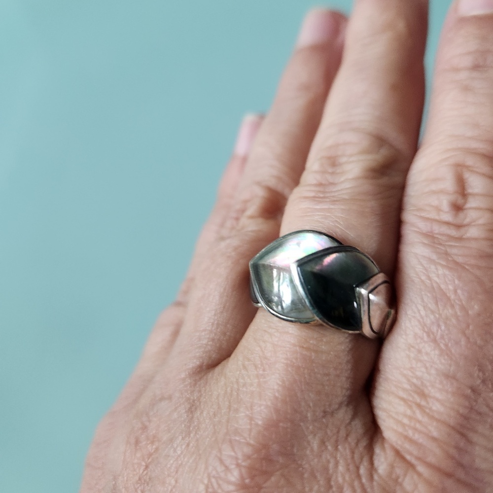 John Hardy Silver Ring with Iridescent Black Mother-of-Pearl - Picture 11 of 15